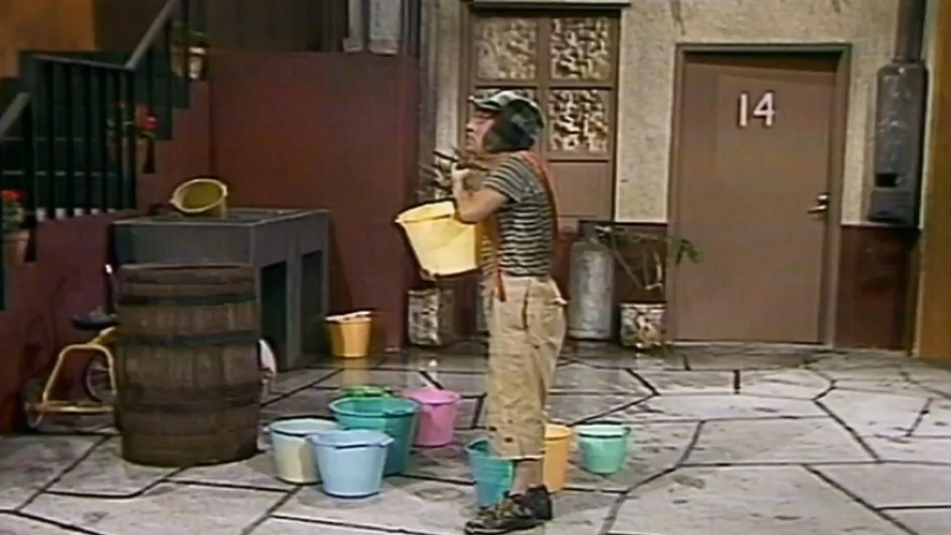 ⁣EL CHAVO DEL 8 - Falta De Agua En La Vecindad